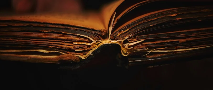 Livro aberto iluminado por luz suave