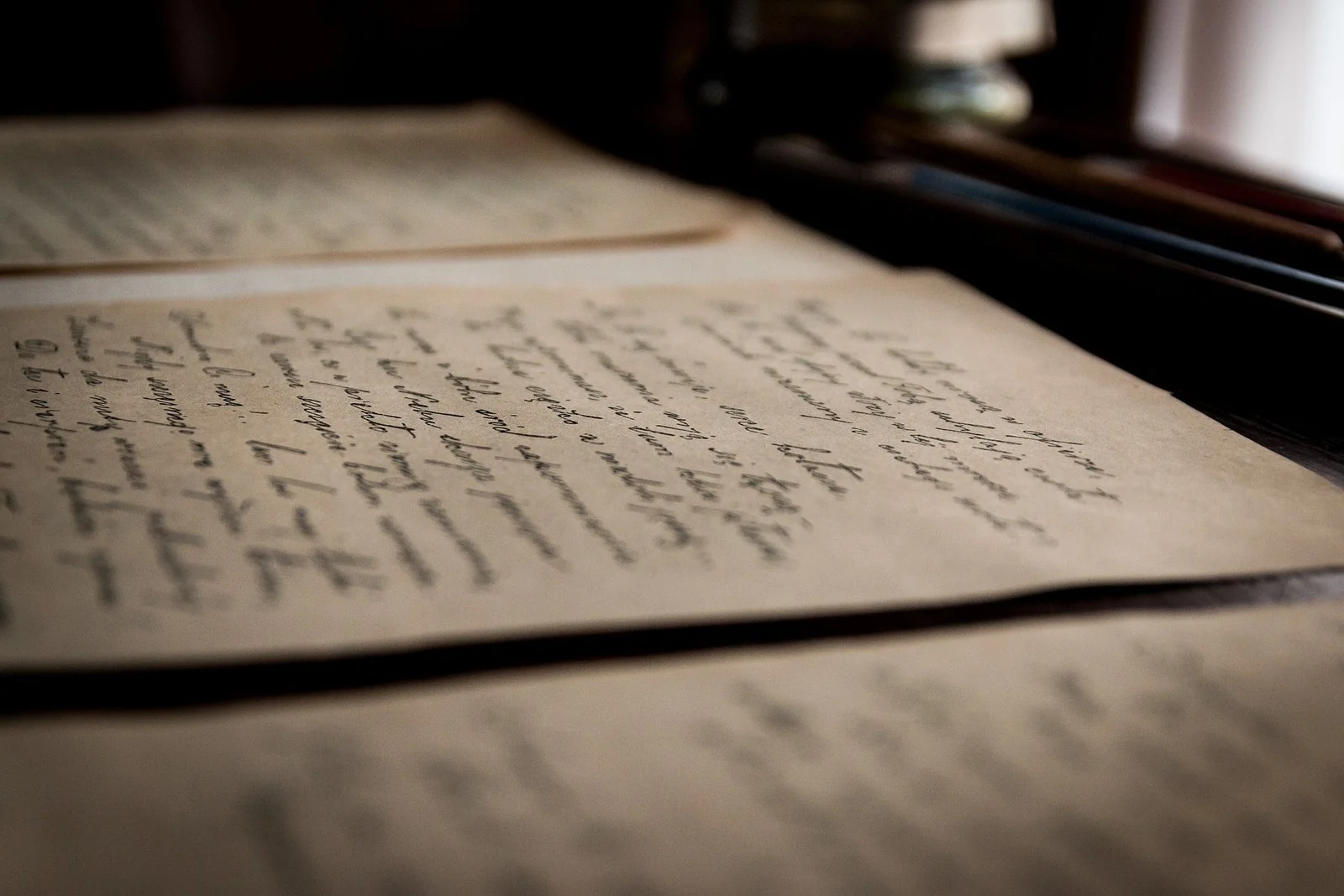Páginas antigas com texto manuscrito