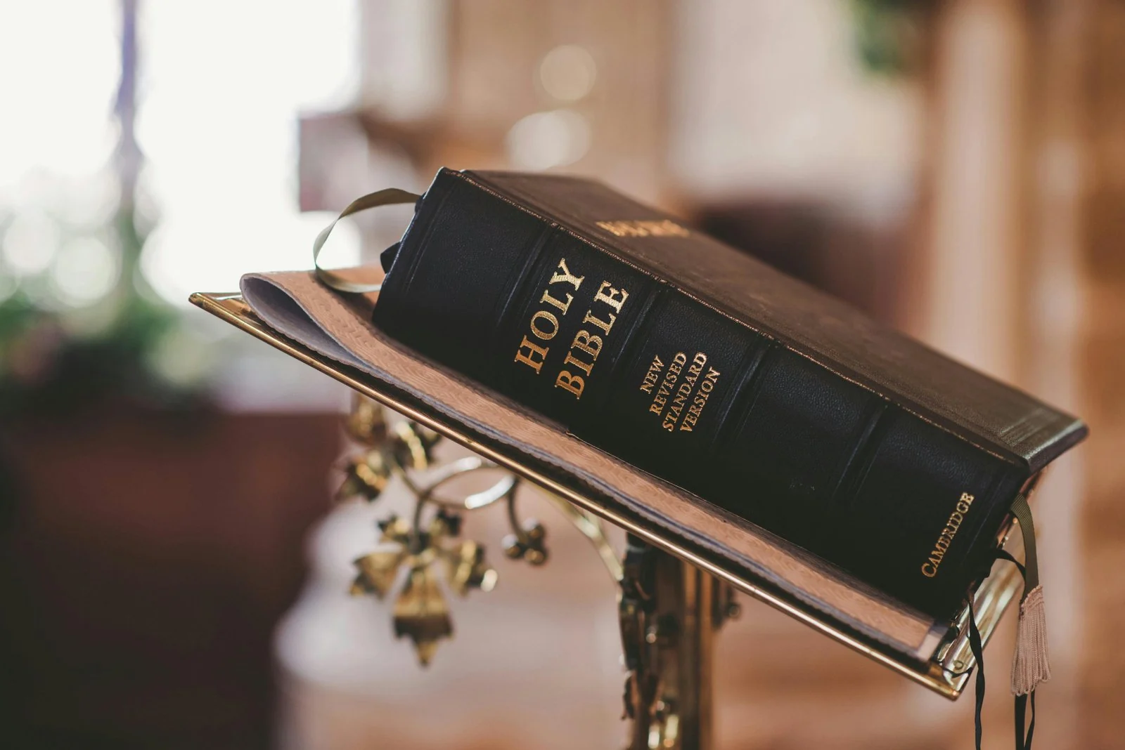 Bíblia Sagrada nas mãos de uma pessoa