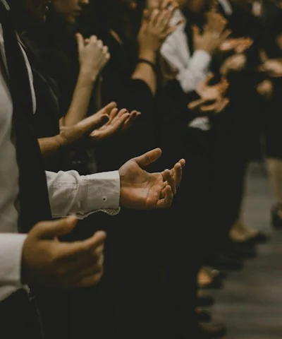 Pessoas em oração durante um culto